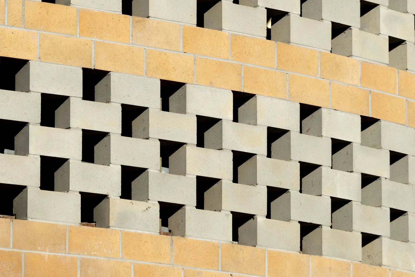 Parede de cobogó de concreto com tijolos cor de areia